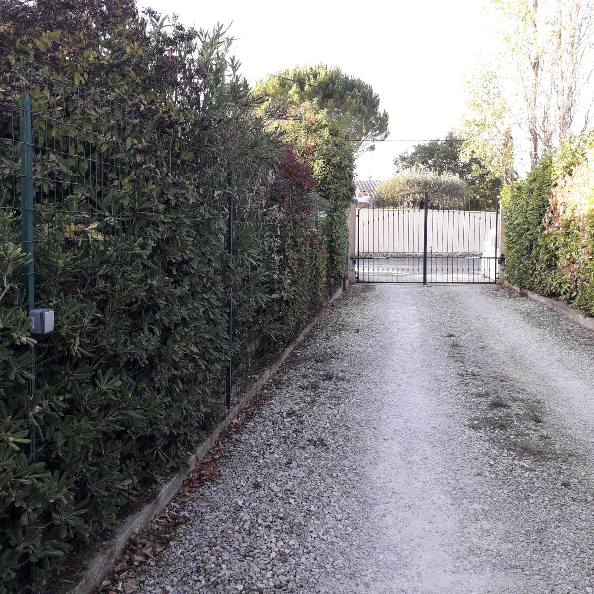 Lédenon Studio Independant Avec Parking Ferme Et Securise מראה חיצוני תמונה